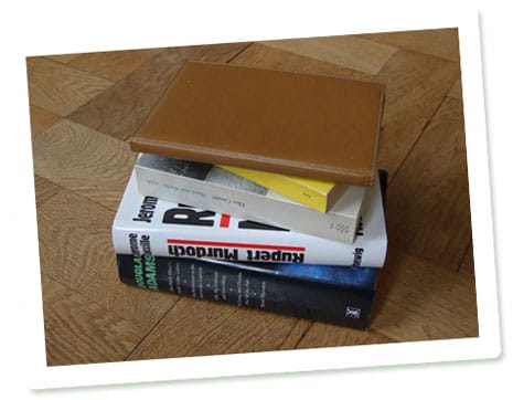 Dickenvergleich: Sony Reader gegen typische Bücher