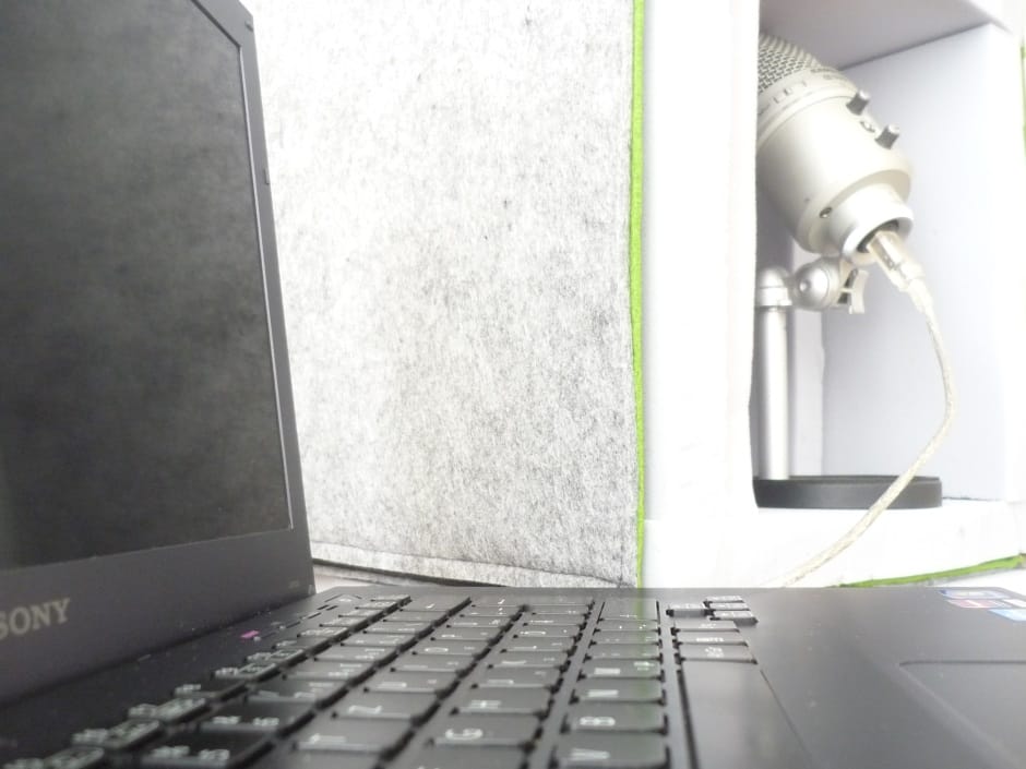 Filzbox, Basotect, fertig ist das DIY-Aufnahmestudio. Ideal, um störenden Hall zu minimieren.