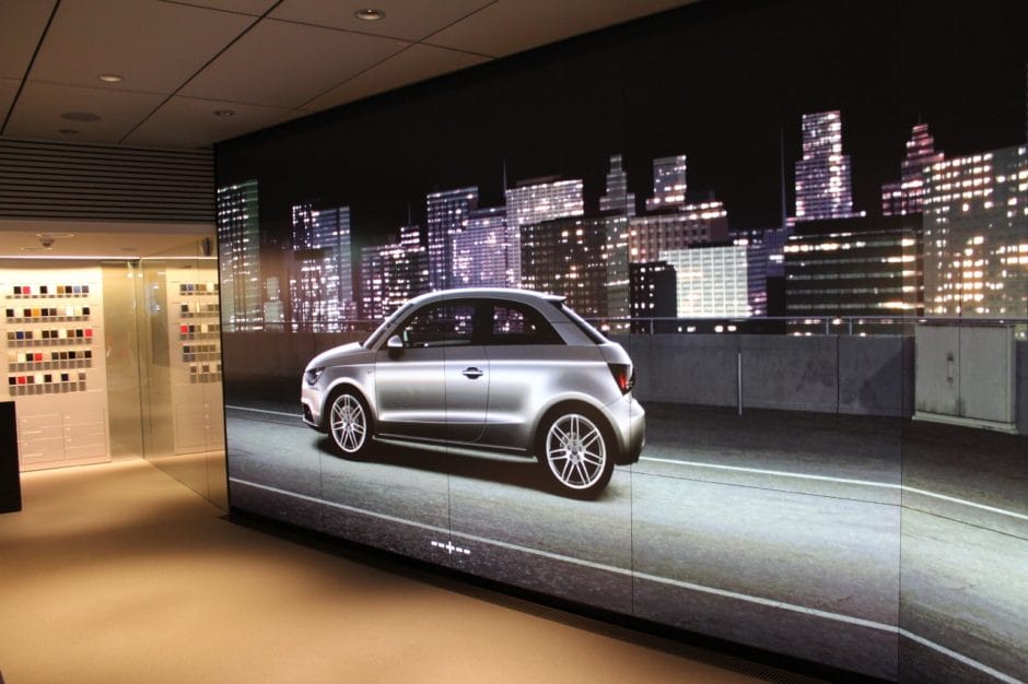 Eine riesige „Powerwall“ übernimmt in der Audi City Berlin die virtuelle Vorführung der Modelle (Bild: Falk Hedemann).