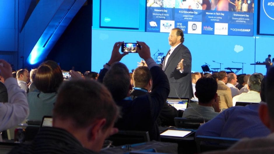 Marc Benioff, CEO von Salesforce.com, mit der typischen „Prediger-Geste“. (Foto: Jan Tißler)