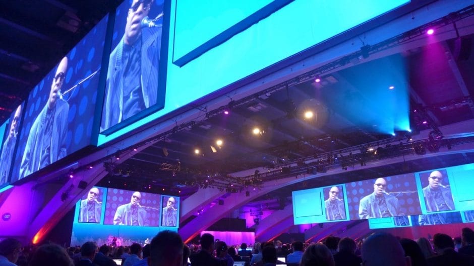 Stevie Wonder als Stimmungsmacher vor der Keynote. (Foto: Jan Tißler)