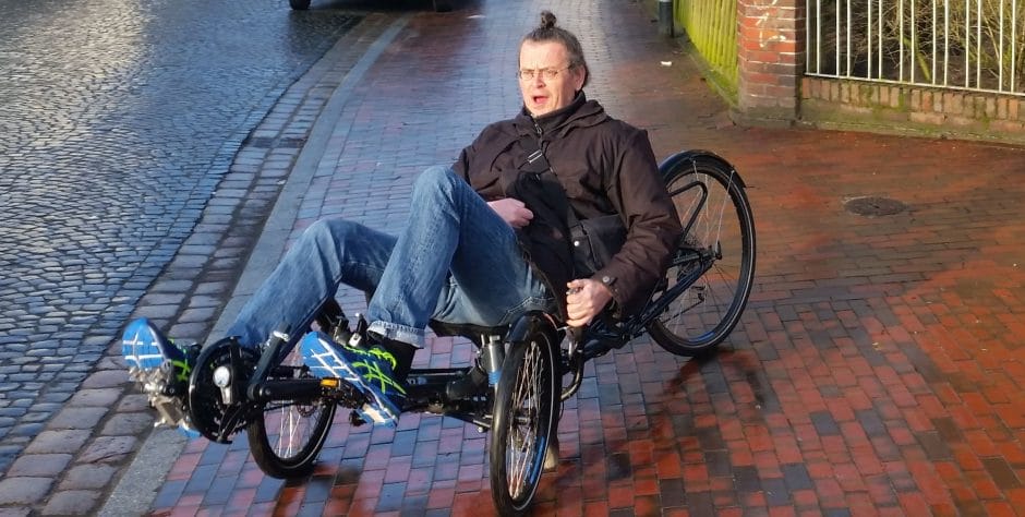 Kai beim Fahrrad-Ausprobieren