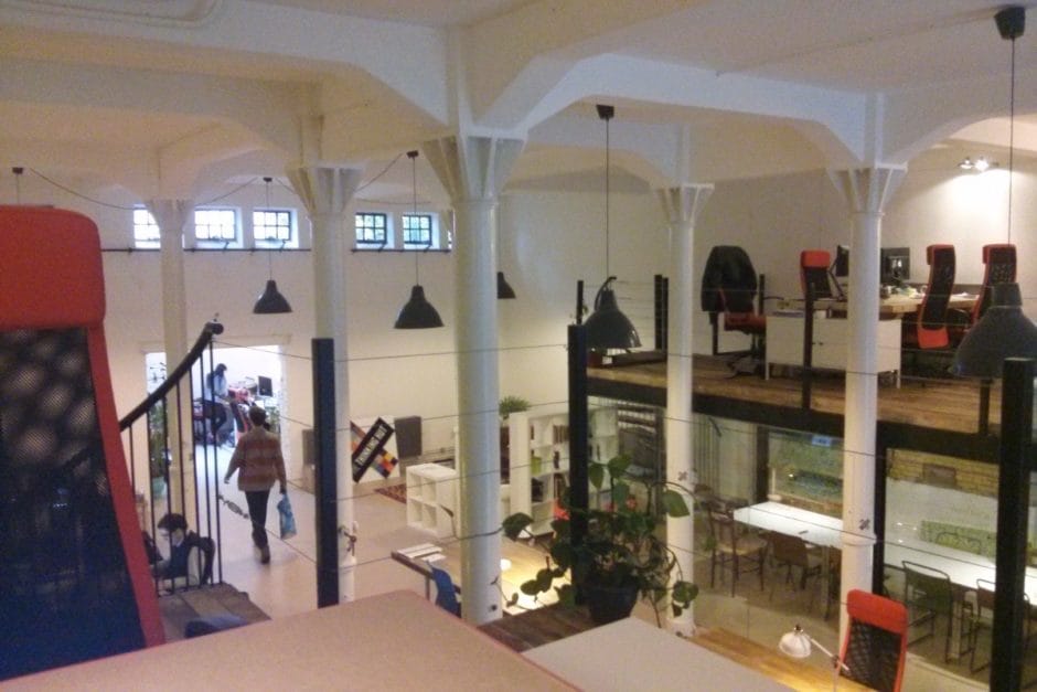 Blick in einen Coworking Space in Amsterdam („Thinking Hut“)