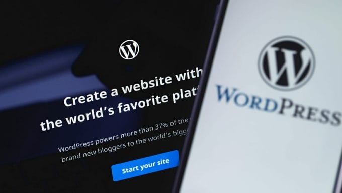 Symbolfoto zeigt die WordPress-Website sowie ein Smartphone mit dem WordPress-Logo